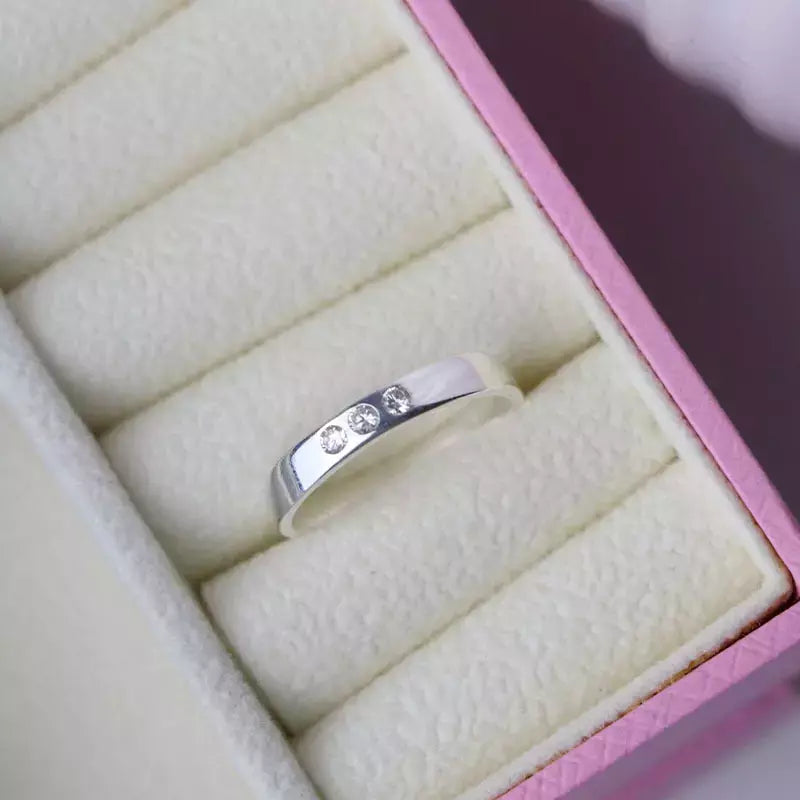 Anel de Prata 925 Aro Liso com Três Zircônias Brancas + Caixinha