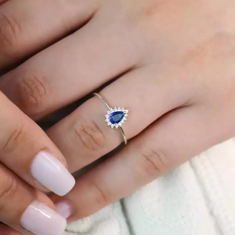 Anel de Prata Gota Azul Escuro Cravejada