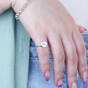Anel de Prata Regulável Sinete com Letra Cravejada