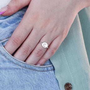 Anel de Prata Regulável Sinete com Letra Cravejada