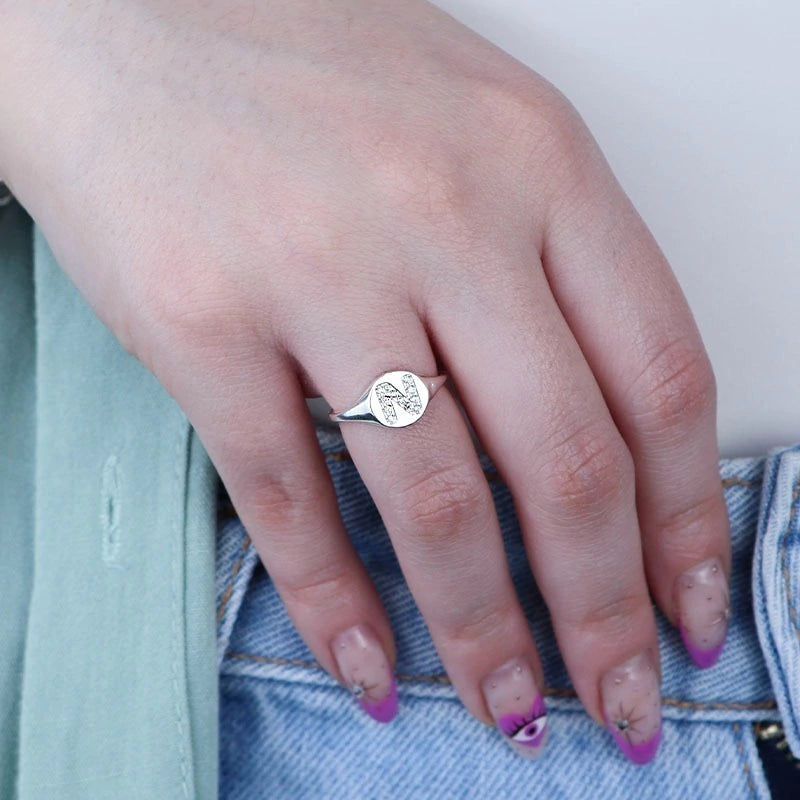 Anel de Prata Regulável Sinete com Letra Cravejada