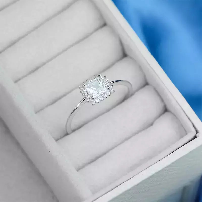 Anel de Prata Zircônia Quadrada Branca Cravejada