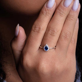 Anel de Prata Gota Azul Escuro Cravejada